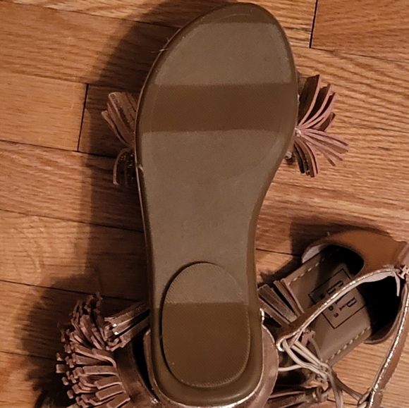 Nwot Gap Rose Gold frill sandal - Picture 5 of 5